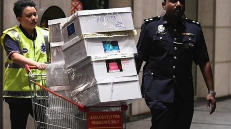 Korrupsionerin evindən çıxan pulları saymaqla bitmir
