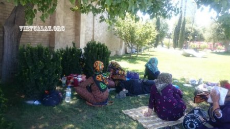 Türkmənlərin Bakıya axını: hamam dəsmalı satıb dollar aparırlar