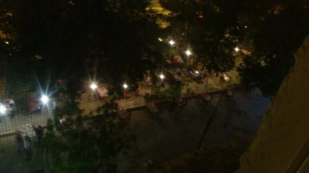 Cavadxan küçəsində yolu zəbt edən kafelər: eyş-işrət gecədən səhərə qədər davam edir