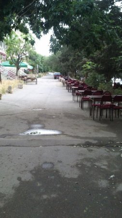 Cavadxan küçəsində yolu zəbt edən kafelər: eyş-işrət gecədən səhərə qədər davam edir