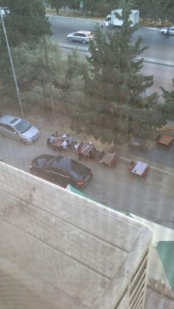 Cavadxan küçəsində yolu zəbt edən kafelər: eyş-işrət gecədən səhərə qədər davam edir