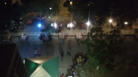Cavadxan küçəsində yolu zəbt edən kafelər: eyş-işrət gecədən səhərə qədər davam edir