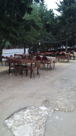 Cavadxan küçəsində yolu zəbt edən kafelər: eyş-işrət gecədən səhərə qədər davam edir