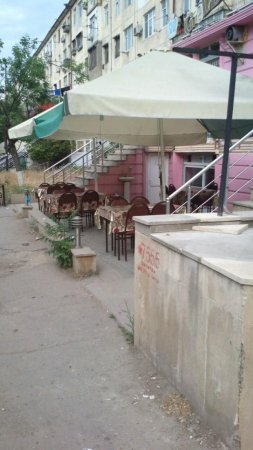 Cavadxan küçəsində yolu zəbt edən kafelər: eyş-işrət gecədən səhərə qədər davam edir