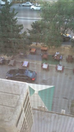 Cavadxan küçəsində yolu zəbt edən kafelər: eyş-işrət gecədən səhərə qədər davam edir
