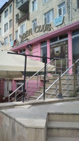 Cavadxan küçəsində yolu zəbt edən kafelər: eyş-işrət gecədən səhərə qədər davam edir