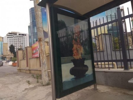 Bakıda bu küçədə dayanacaqlar var, ancaq avtobus yoxdur