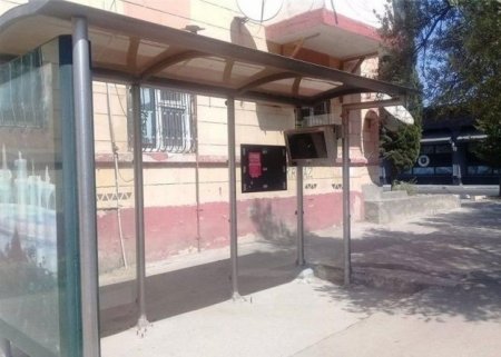 Bakıda bu küçədə dayanacaqlar var, ancaq avtobus yoxdur