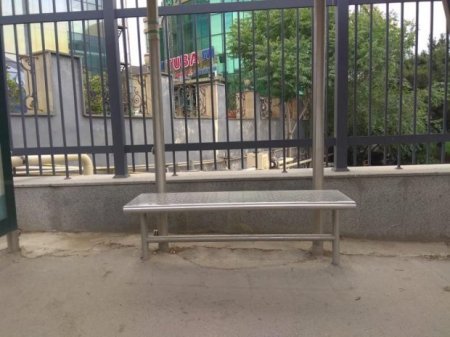 Bakıda bu küçədə dayanacaqlar var, ancaq avtobus yoxdur