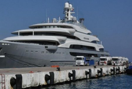 Oliqarxın yaxtası Quşadasında yanacaq doldurur: 23 tanker, yarım milyon dollar...