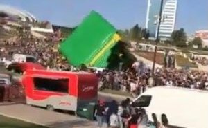 Heydər Əliyev Mərkəzinin qarşısında hava şarı uşaqların üstünə aşdı
