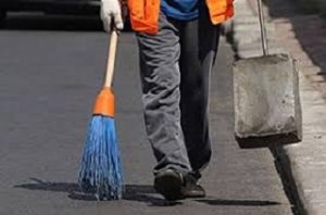 Süpürgəçini biri avtobusla vurub öldürdü, o birisi isə tələsik işdən çıxartdı Süpürgəçini biri avtobusla vurub öldürdü, o birisi isə tələsik işdən çıxartdı