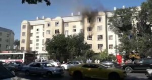 Bakıda yaşayış binası yanır