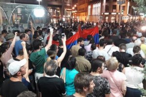 Ermənistan qarışır: Yerevan və Eçmiədzində aksiyalar başladı