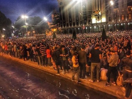 Gürcüstanın baş nazirinə etiraz aksiyasında çıxış etməyə imkan verilmədi