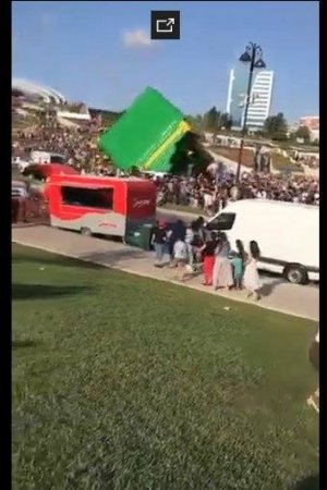 Heydər Əliyev Mərkəzinin qarşısında hava şarı uşaqların üstünə aşdı