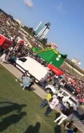 Heydər Əliyev Mərkəzinin qarşısında hava şarı uşaqların üstünə aşdı