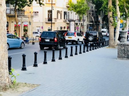 Bakı şəhərinin mərkəzi küçələrində qoruyucu tumbalar quraşdırılır