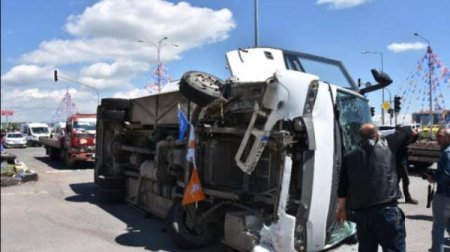 Qarsda əsgərləri daşıyan avtobus polis maşını ilə toqquşdu: 16 yaralı var