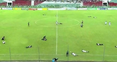 Futbolda bu da oldu: Hər kəs yerə uzandı