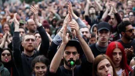 Tbilisini yenidən etiraz dalğaları bürüdü