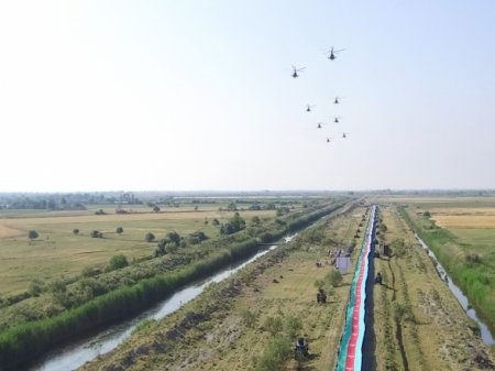 Sərhədçilər iki kilometrlik Azərbaycan bayrağını başları üstünə qaldırdılar