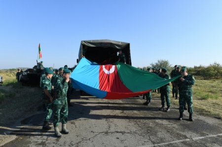 Sərhədçilər iki kilometrlik Azərbaycan bayrağını başları üstünə qaldırdılar