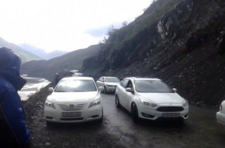 Güclü sel Quba-Xınalıq yolunda “Mercedes”i 30-40 metrlik dərəyə aşırdı