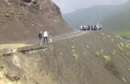 Güclü sel Quba-Xınalıq yolunda “Mercedes”i 30-40 metrlik dərəyə aşırdı