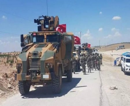Türk əsgərləri Suriyanın Menbiç şəhərinin bir addımlığında