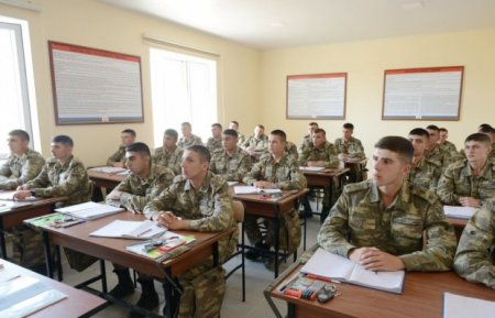 Atəş səsləri altında brifinq