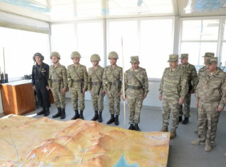 Atəş səsləri altında brifinq