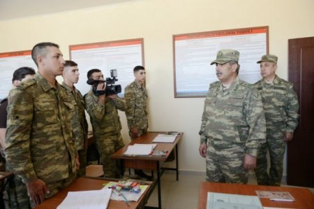 Atəş səsləri altında brifinq