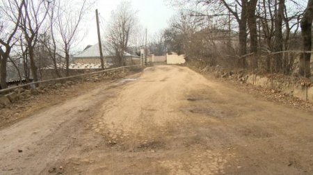 Gədəbəydə avtomobil yolları yenidən qurulur