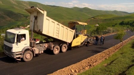 Gədəbəydə avtomobil yolları yenidən qurulur