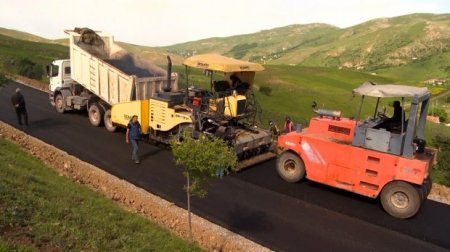 Gədəbəydə avtomobil yolları yenidən qurulur