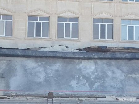 Azərbaycanda universitetin əsas binasının girişi uçdu