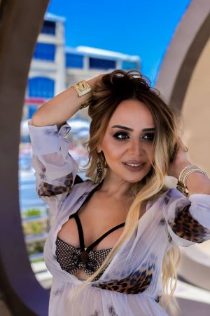 Azərbaycanlı aparıcıdan ehtiraslı fotosessiya 
