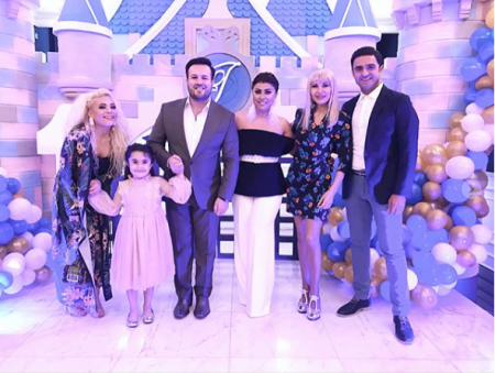 58 yaşlı Nərgiz Cəlilova mini ətəyi ilə göz qamaşdırdı