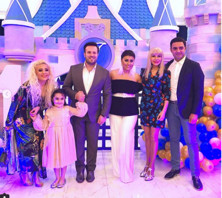 58 yaşlı Nərgiz Cəlilova mini ətəyi ilə göz qamaşdırdı