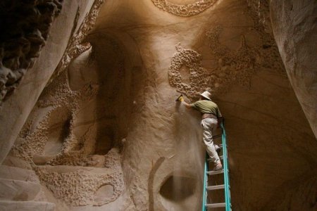 25 il iti ilə mağarada yaşayan bu şəxsin etdikləri görənləri heyrətləndirir