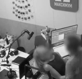 Aparıcı xəbər otağında cinsi əlaqəyə girdi: Kamera açıldı, 2 dəqiqə izlədilər