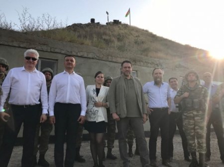 Rusiyalı deputatar və ictimai xadimlər Azərbaycan ordusunun səngərlərində