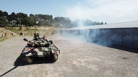 Təlimə cəlb edilmiş tank bölmələri tapşırıqları yerinə yetirirlər