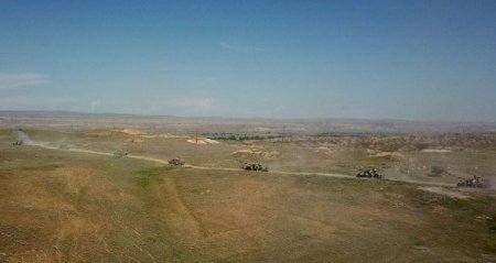 Təlimə cəlb edilmiş tank bölmələri tapşırıqları yerinə yetirirlər