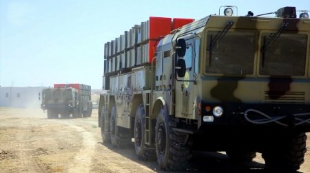 Təlimə cəlb edilmiş tank bölmələri tapşırıqları yerinə yetirirlər