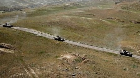 Təlimə cəlb edilmiş tank bölmələri tapşırıqları yerinə yetirirlər