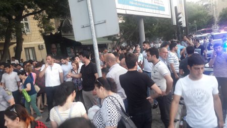 İşıqların yenidən sönməsi nəticəsində minlərlə insan metropolitendə qalıb 