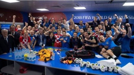 Xorvatiya prezidenti qələbəni futbolçularla qeyd edib