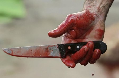 Bakıda oğru girdiyi evdə bıçaqlandı